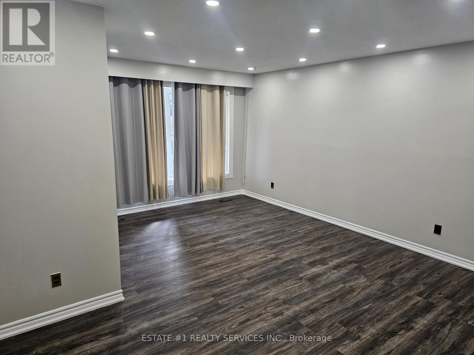 Upper - 66 Caledon Crescent, Brampton, Ontario L6W 1C5 - Photo 2 - W12545956