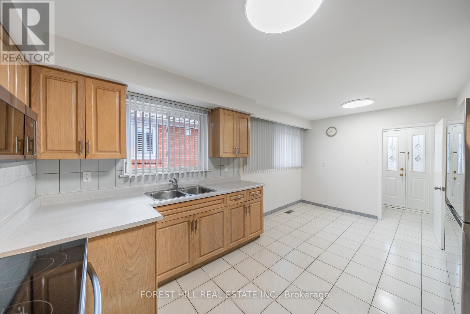 592 Glen Park Avenue, Toronto, Ontario  M5B 2G5 - Photo 12 - W12545982