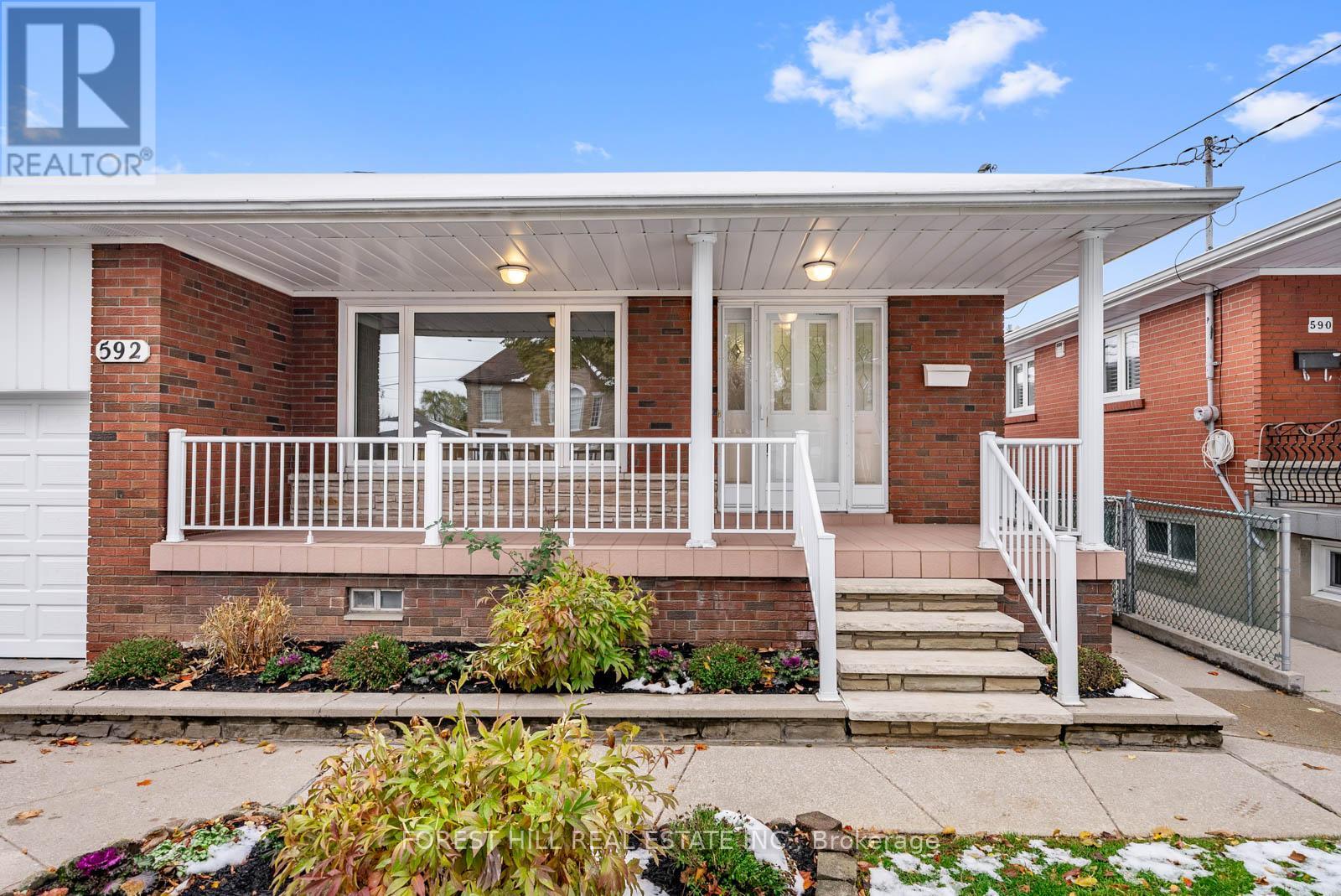 592 Glen Park Avenue, Toronto, Ontario  M5B 2G5 - Photo 2 - W12545982