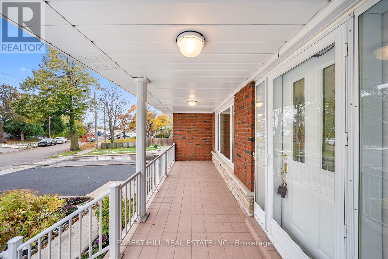 592 Glen Park Avenue, Toronto, Ontario  M5B 2G5 - Photo 3 - W12545982