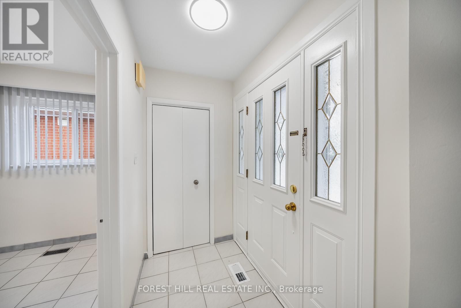 592 Glen Park Avenue, Toronto, Ontario  M5B 2G5 - Photo 4 - W12545982