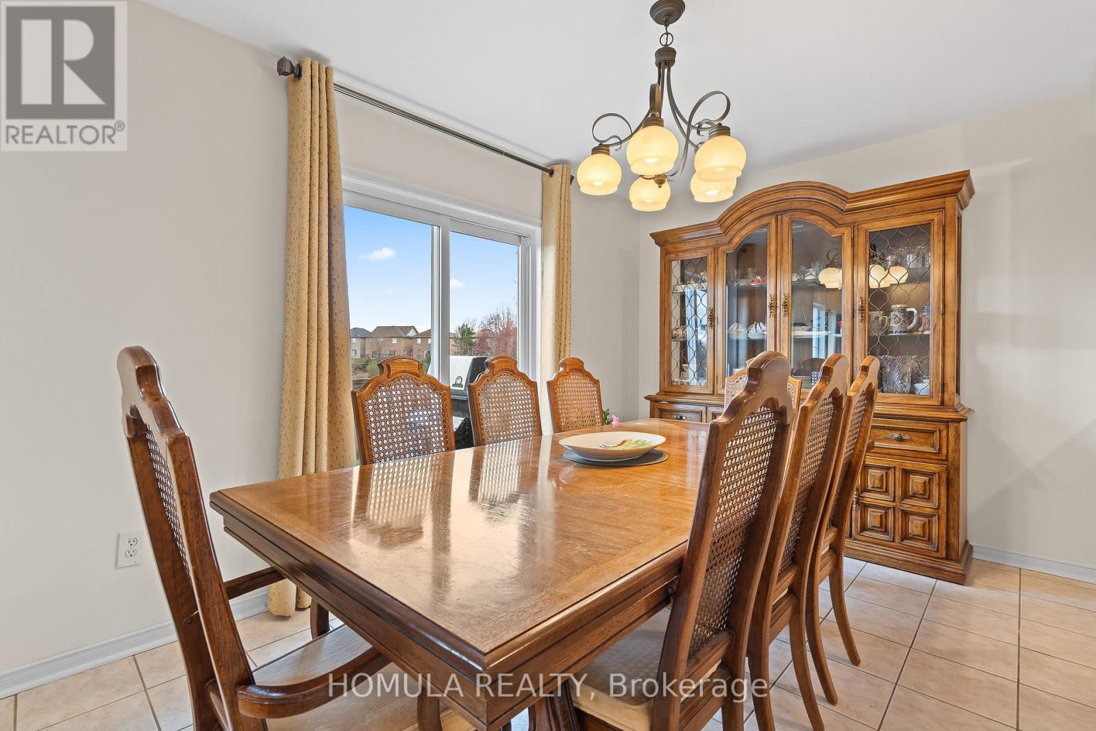 54 Queen Mary Drive, Brampton, Ontario  L7A 2K3 - Photo 10 - W12545996