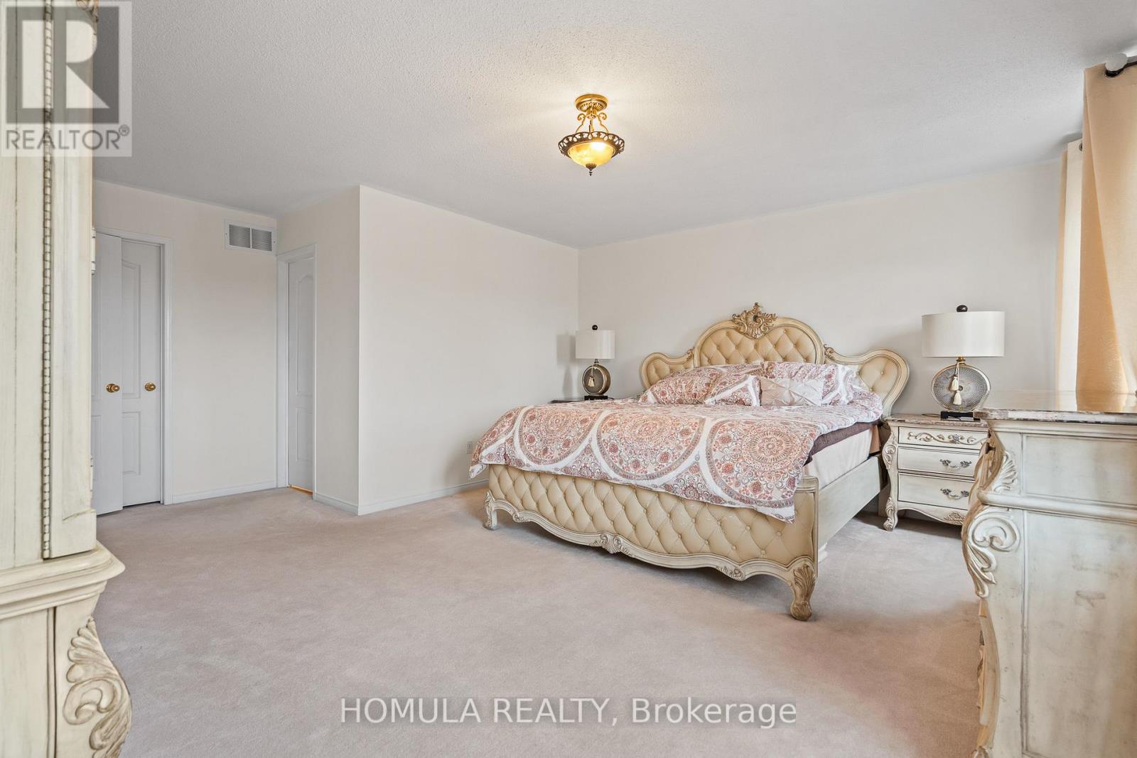 54 Queen Mary Drive, Brampton, Ontario  L7A 2K3 - Photo 17 - W12545996