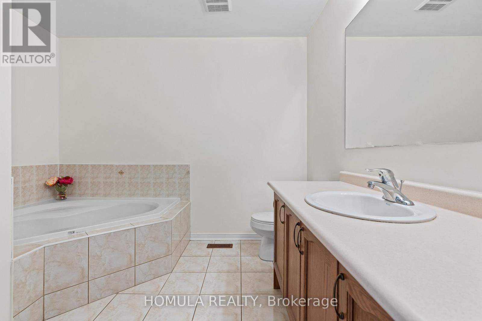 54 Queen Mary Drive, Brampton, Ontario  L7A 2K3 - Photo 19 - W12545996