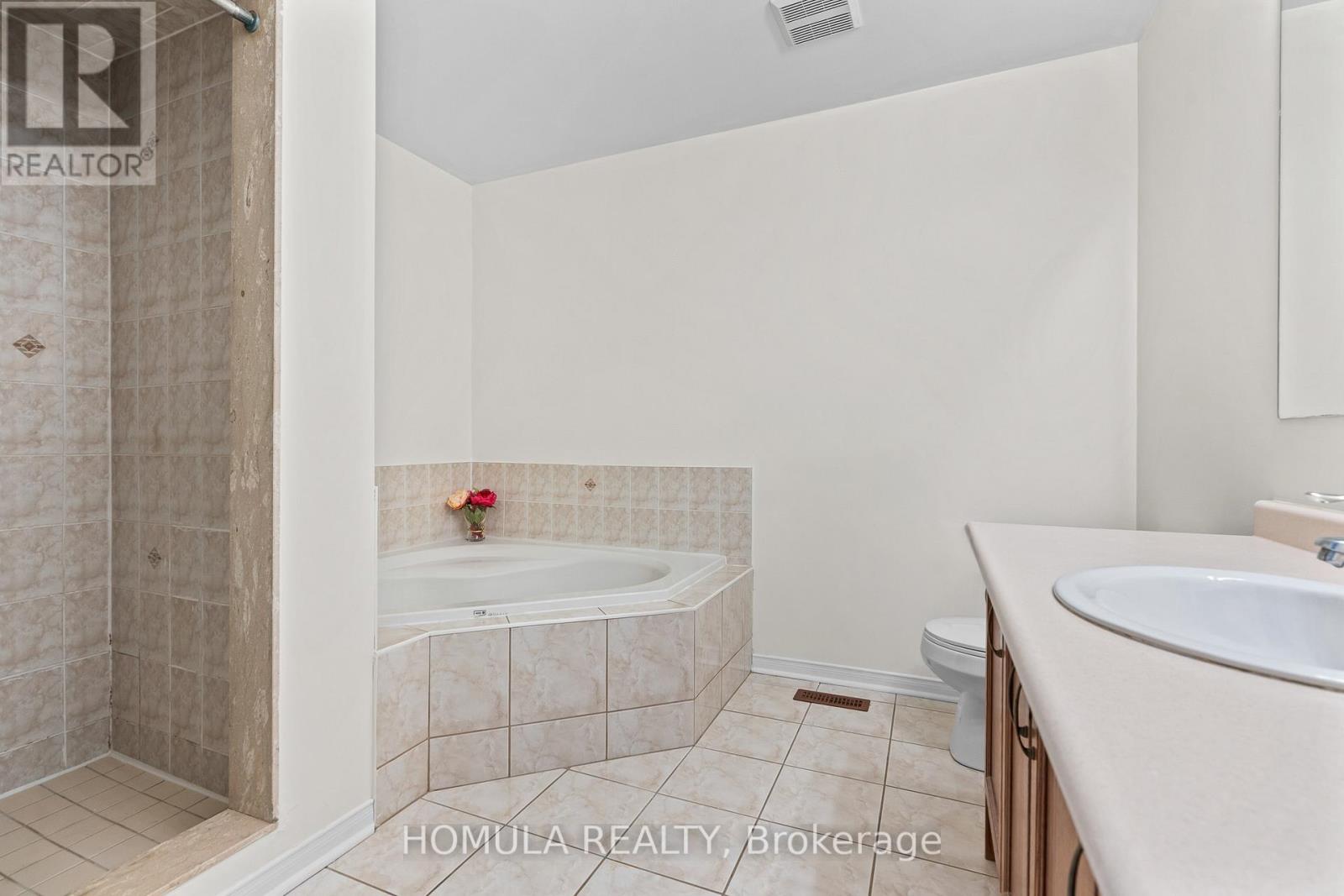 54 Queen Mary Drive, Brampton, Ontario  L7A 2K3 - Photo 20 - W12545996