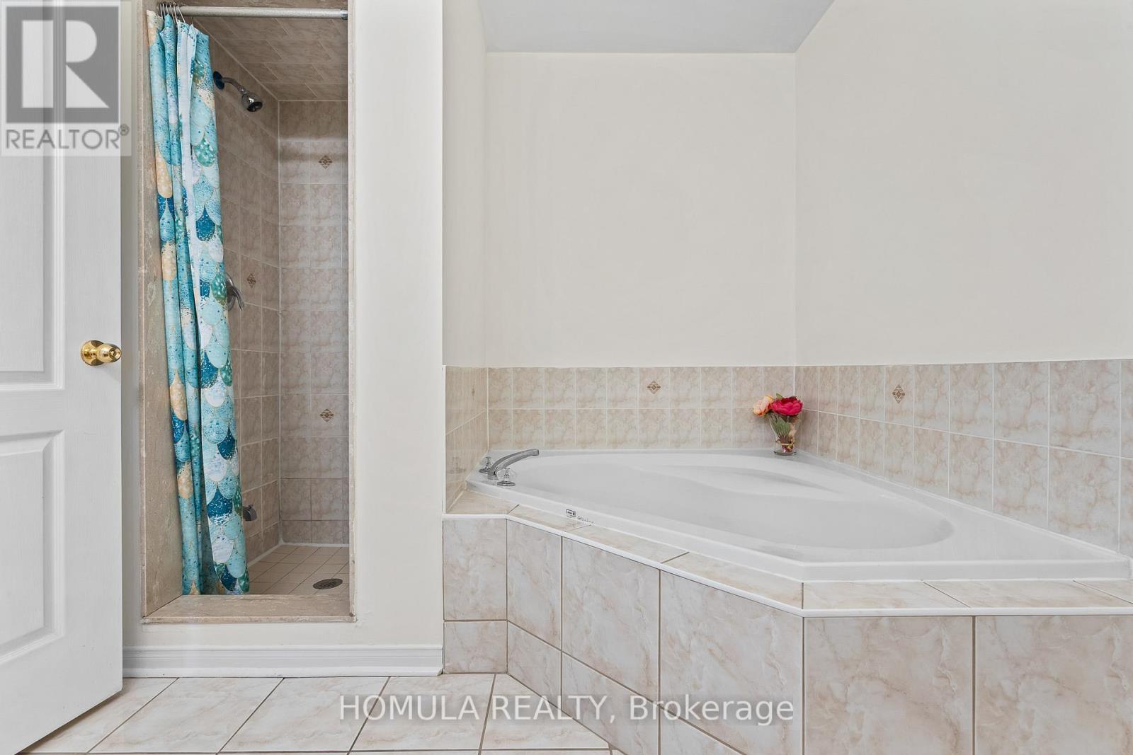 54 Queen Mary Drive, Brampton, Ontario  L7A 2K3 - Photo 21 - W12545996