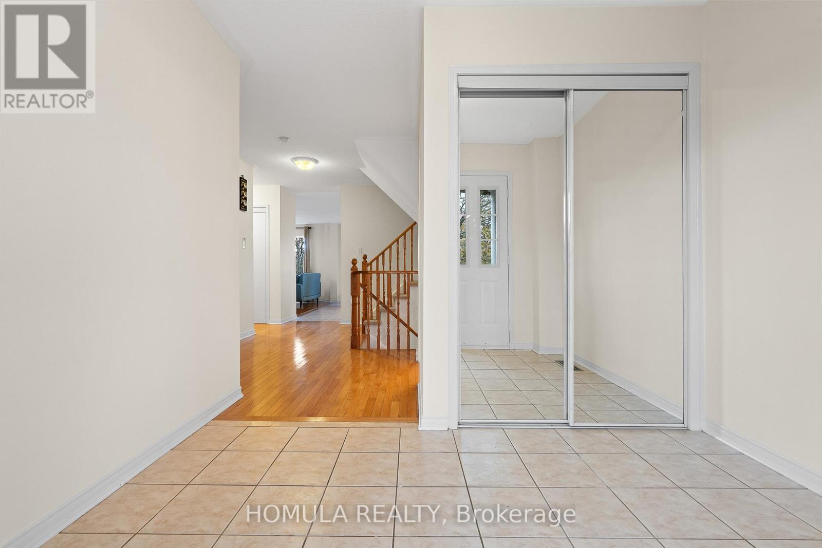 54 Queen Mary Drive, Brampton, Ontario  L7A 2K3 - Photo 4 - W12545996