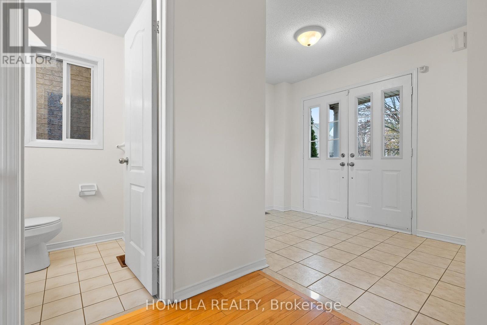 54 Queen Mary Drive, Brampton, Ontario  L7A 2K3 - Photo 5 - W12545996