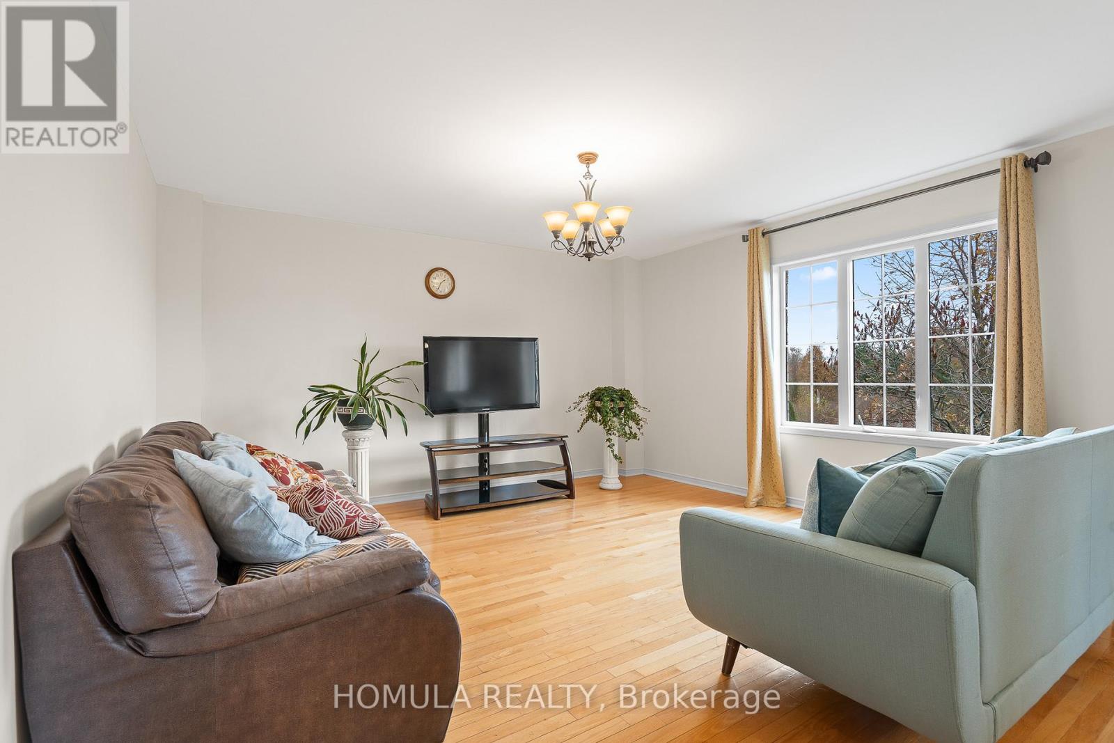 54 Queen Mary Drive, Brampton, Ontario  L7A 2K3 - Photo 6 - W12545996