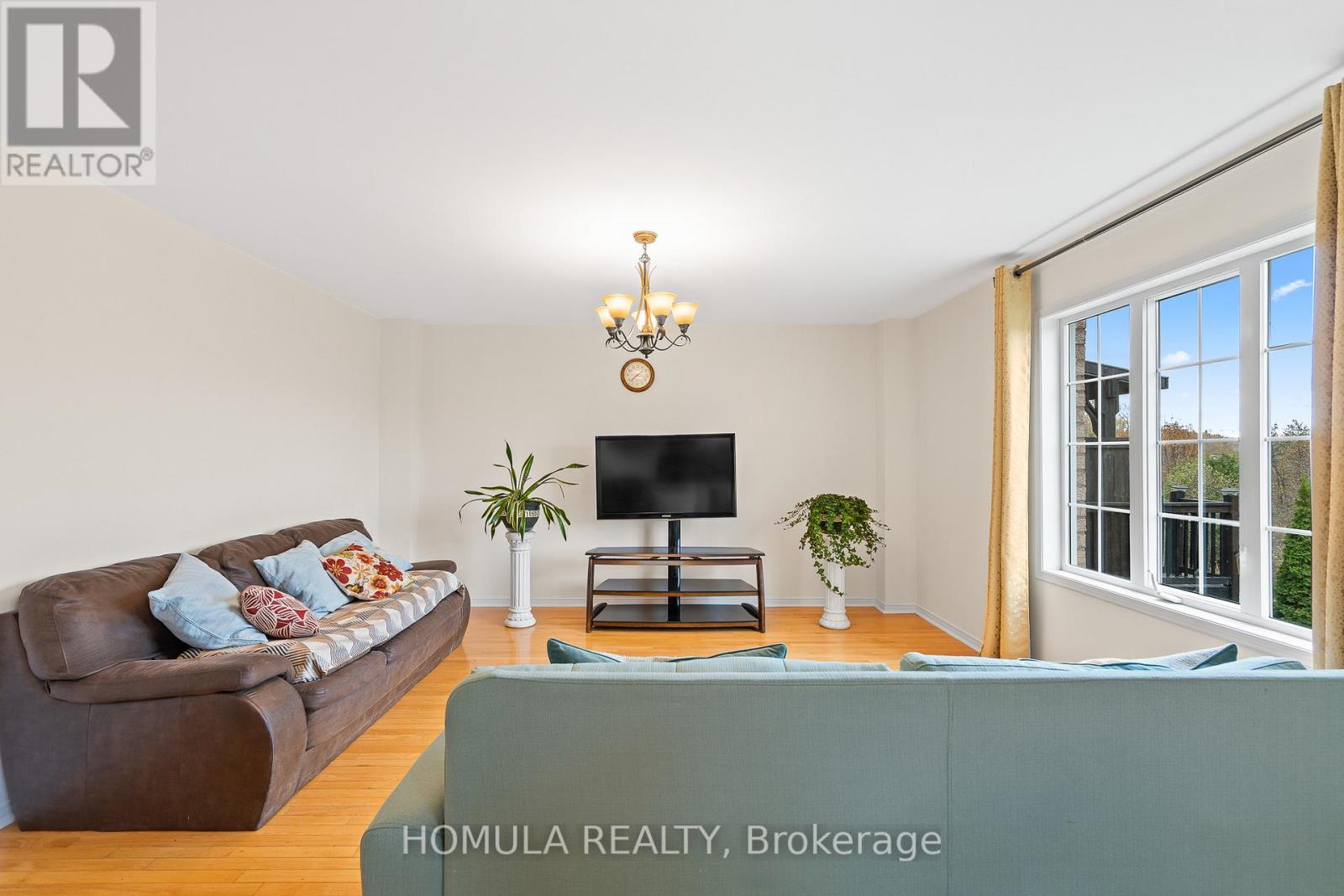 54 Queen Mary Drive, Brampton, Ontario  L7A 2K3 - Photo 7 - W12545996