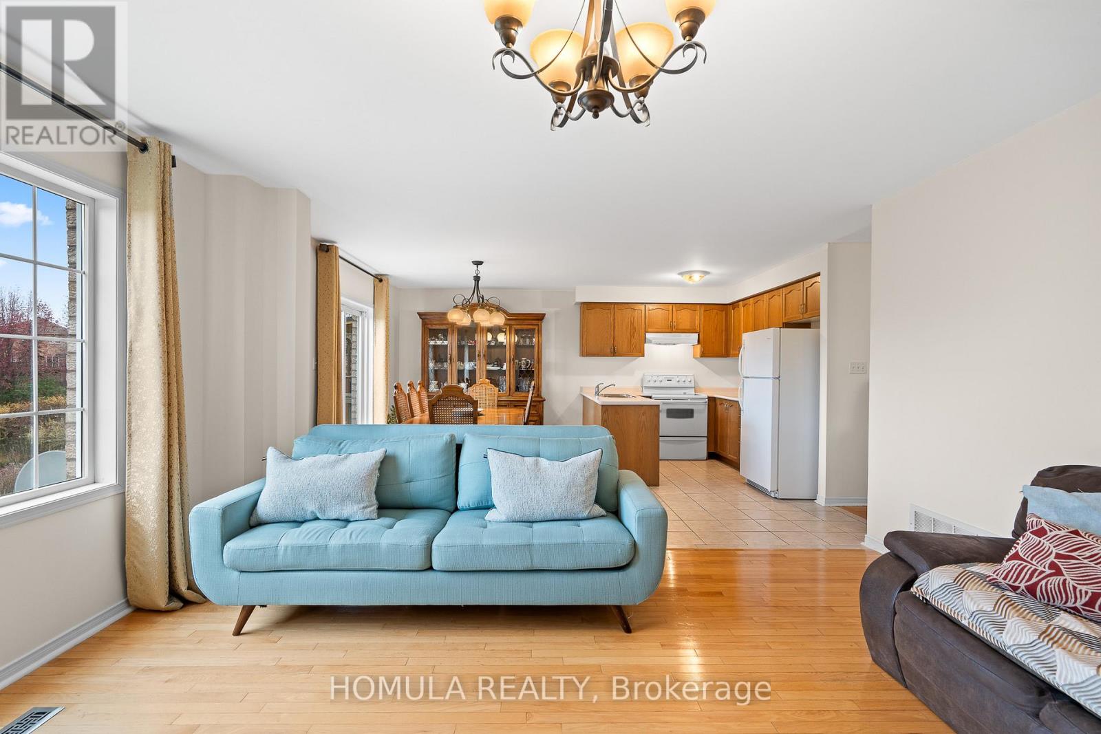 54 Queen Mary Drive, Brampton, Ontario  L7A 2K3 - Photo 8 - W12545996