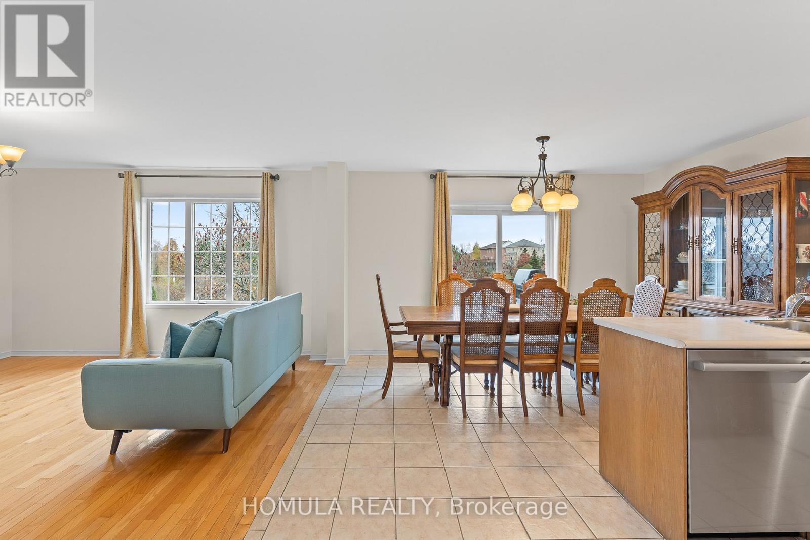 54 Queen Mary Drive, Brampton, Ontario  L7A 2K3 - Photo 9 - W12545996