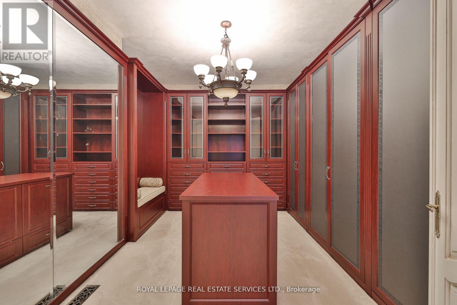 2215 Doulton Drive, Mississauga, Ontario  L5H 3M2 - Photo 22 - W12546030