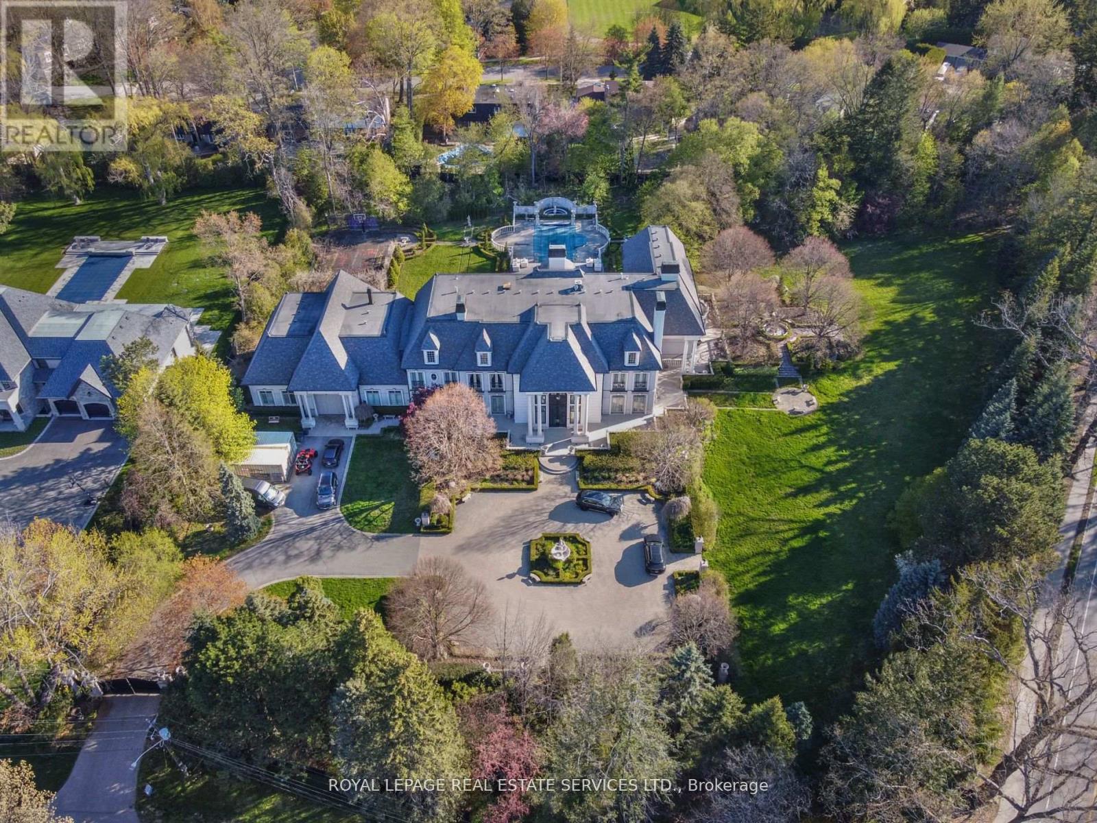 2215 Doulton Drive, Mississauga, Ontario  L5H 3M2 - Photo 3 - W12546030