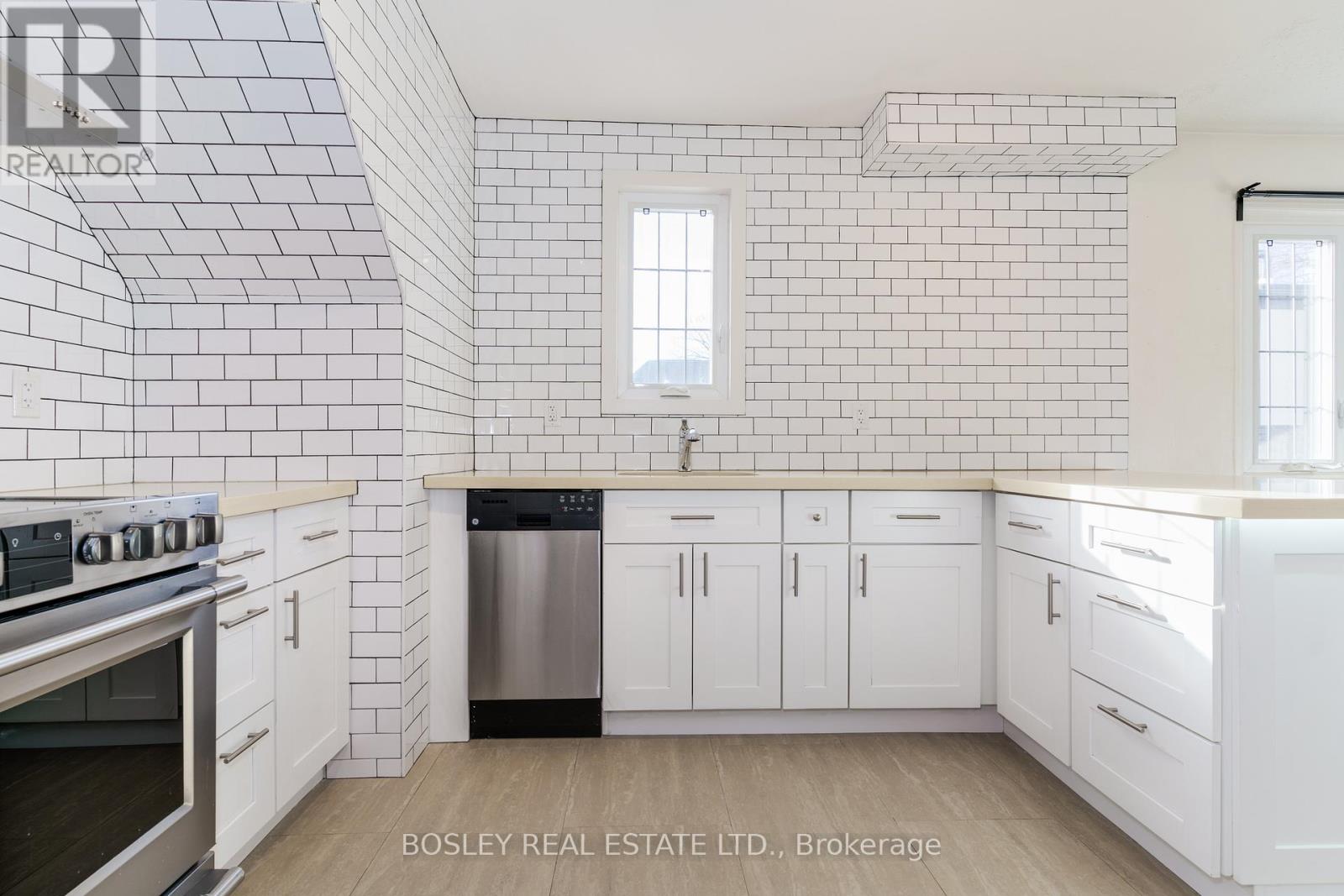 6 - 308 S Kingsway Road, Toronto, Ontario  M6S 3T9 - Photo 4 - W12546054