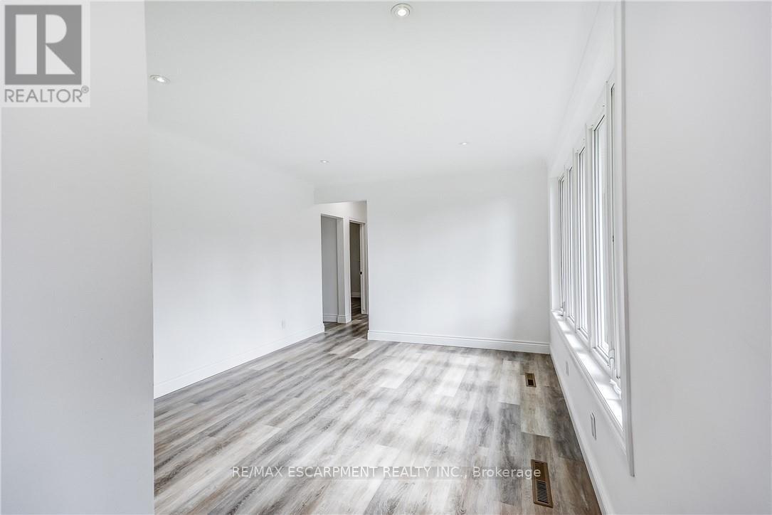 8 Glengarry Road, St. Catharines, Ontario  L2T 2T8 - Photo 8 - X12546012