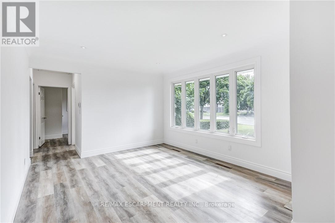 8 Glengarry Road, St. Catharines, Ontario  L2T 2T8 - Photo 9 - X12546012