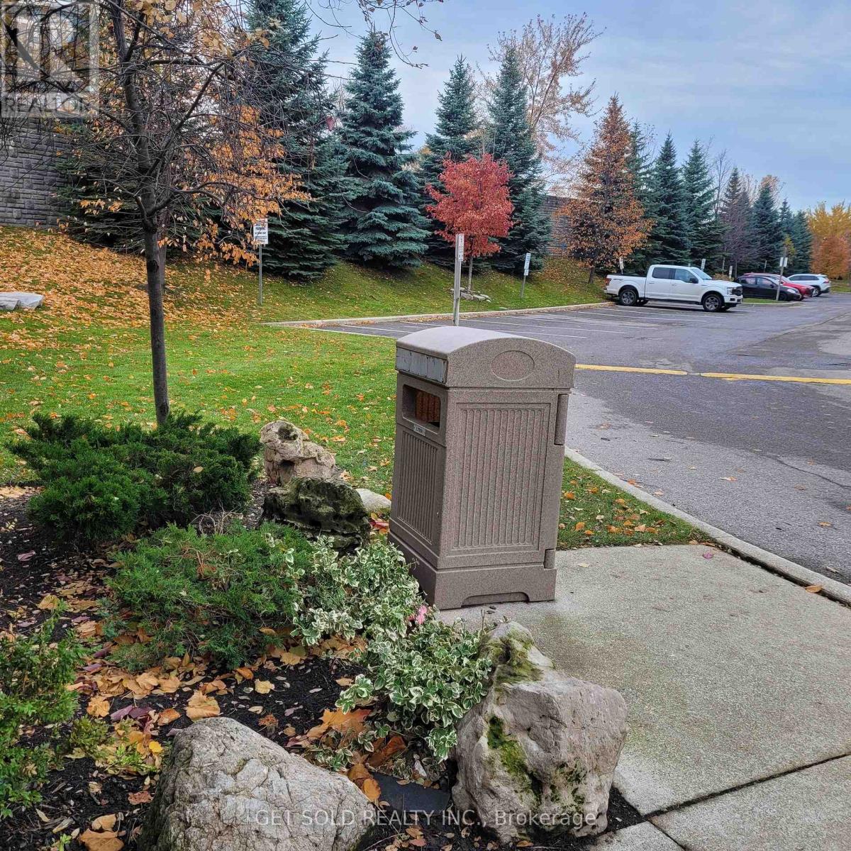 19 Piggott Mews, Toronto, Ontario  M9N 0A4 - Photo 4 - W12541170