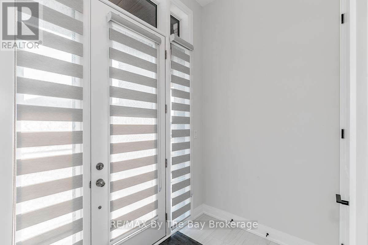 5 Rosanne Circle, Wasaga Beach, Ontario  L9Z 0N4 - Photo 2 - S12546244