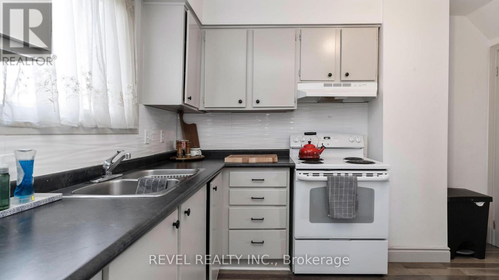 421 Griffith Street, London South, Ontario  N6K 2S3 - Photo 10 - X12546308