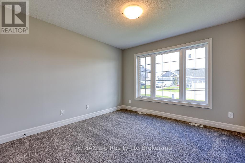 129 Lossing Drive, Norwich, Ontario N0J 1P0 - Photo 12 - X12546322