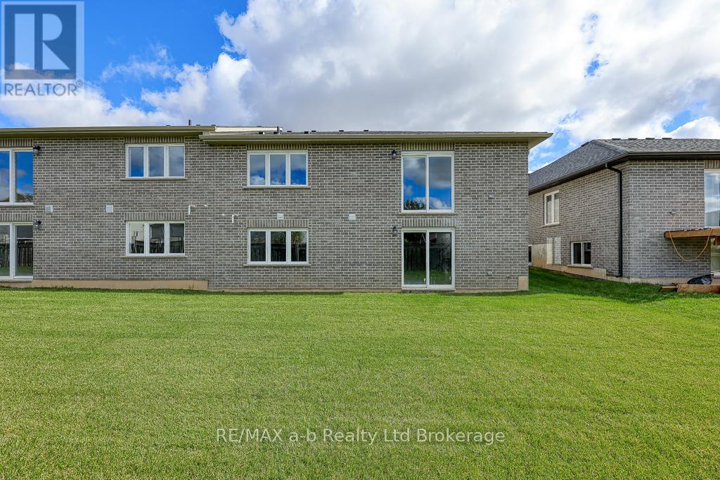 129 Lossing Drive, Norwich, Ontario N0J 1P0 - Photo 2 - X12546322