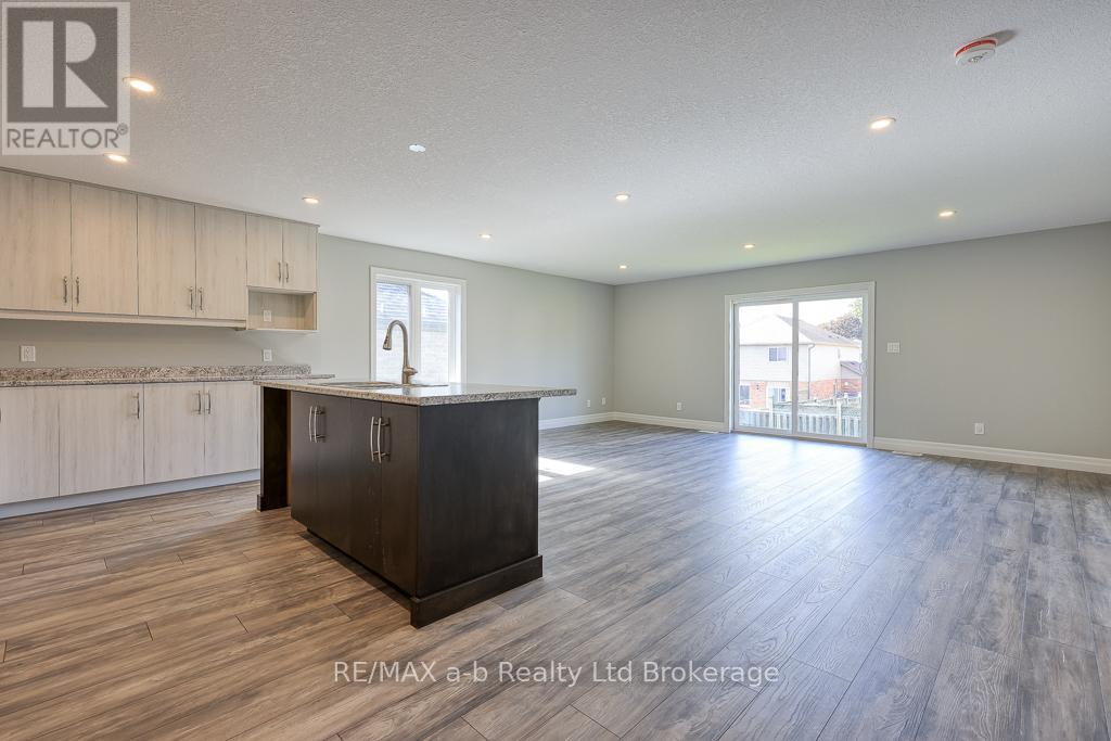 129 Lossing Drive, Norwich, Ontario N0J 1P0 - Photo 6 - X12546322