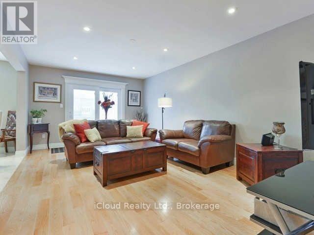 292 Hillside Drive, Mississauga, Ontario  L5M 1G5 - Photo 2 - W12546194