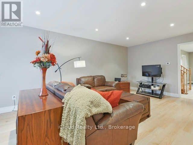 292 Hillside Drive, Mississauga, Ontario  L5M 1G5 - Photo 3 - W12546194