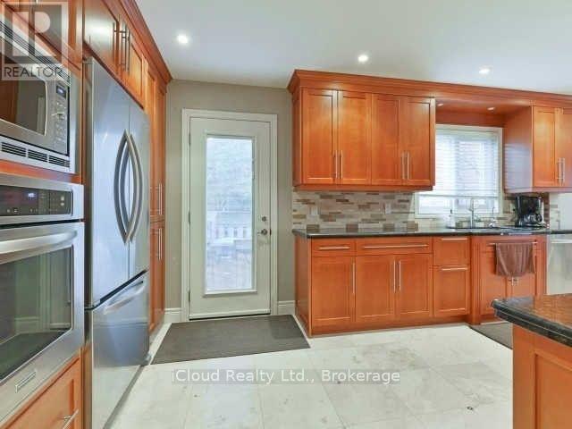 292 Hillside Drive, Mississauga, Ontario  L5M 1G5 - Photo 6 - W12546194