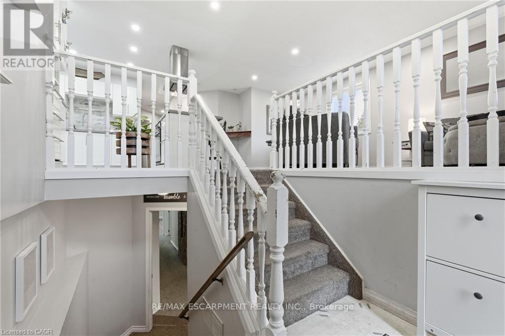 29 Strong Court, Brantford, Ontario  N3R 7Y4 - Photo 4 - X12546174