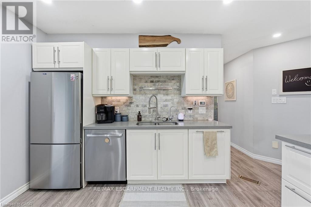 29 Strong Court, Brantford, Ontario  N3R 7Y4 - Photo 8 - X12546174