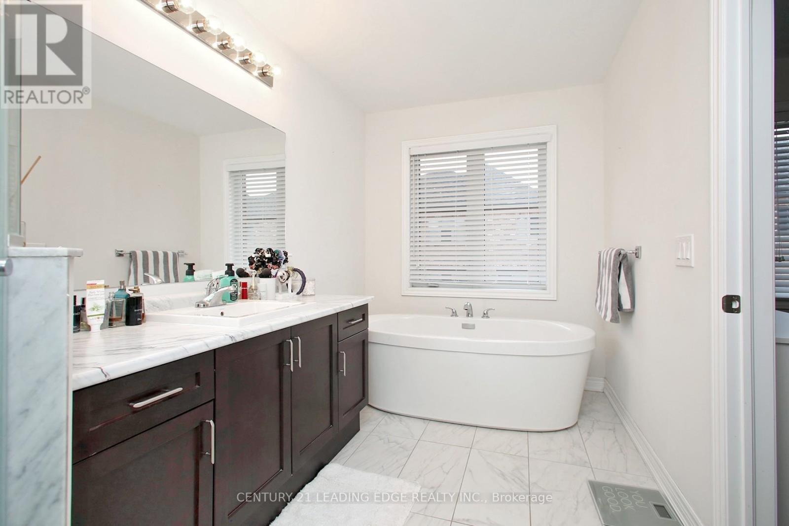 7 Frederick Pearson Street, East Gwillimbury, Ontario  L9N 0R9 - Photo 2 - N12546316