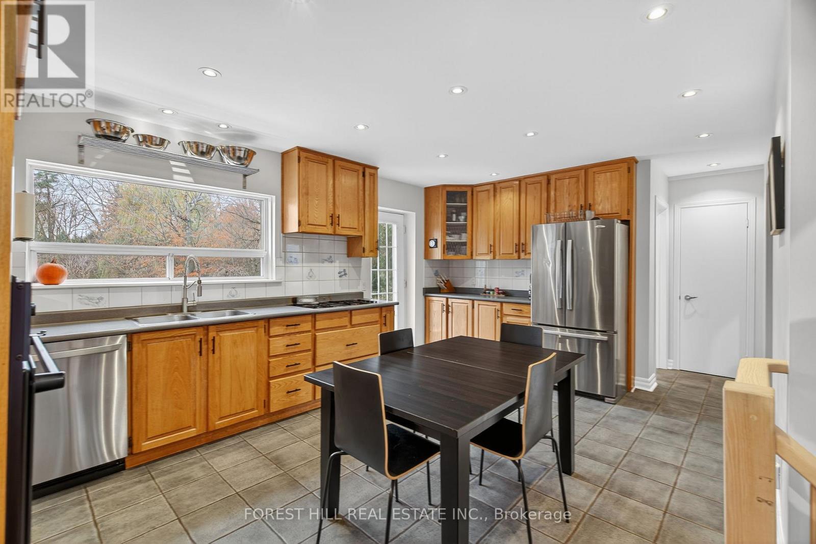 72 Walmer Road, Richmond Hill, Ontario  L4C 3X1 - Photo 6 - N12546418