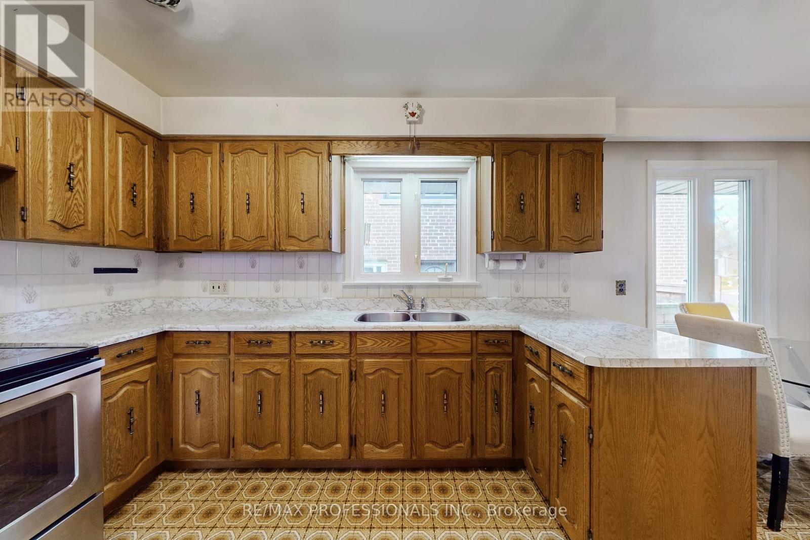 10 Crestridge Heights Road, Toronto, Ontario  M9P 1A4 - Photo 11 - W12546274