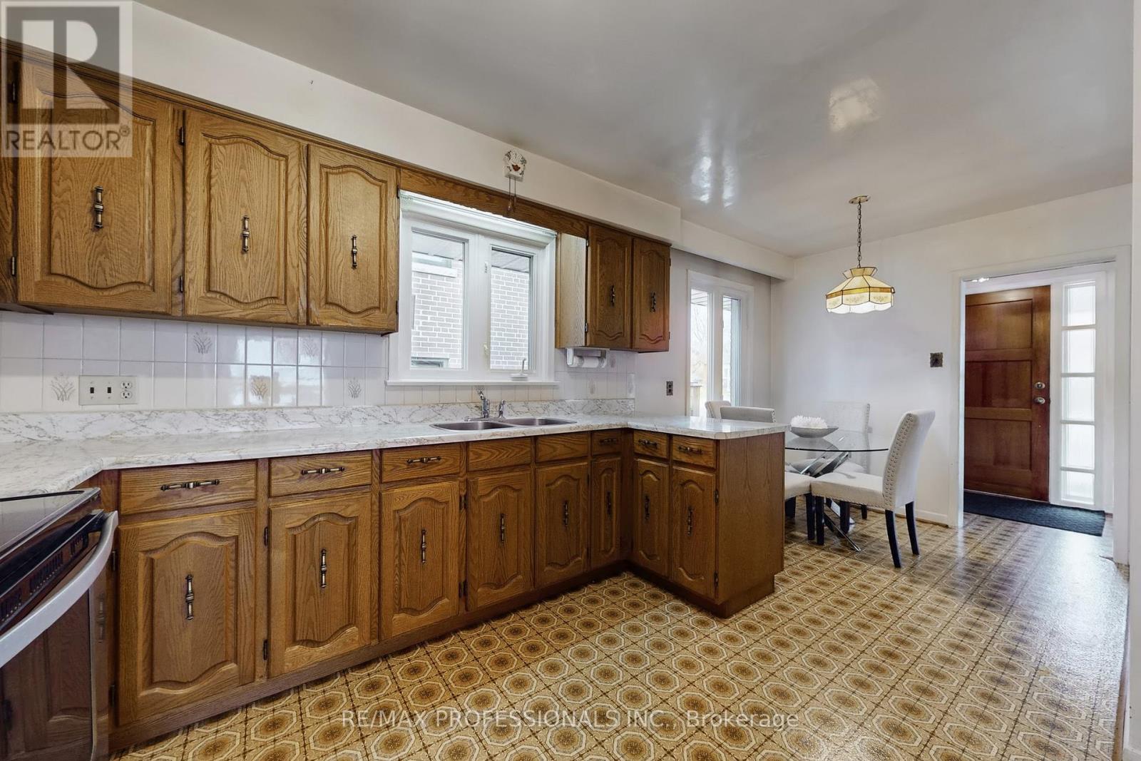 10 Crestridge Heights Road, Toronto, Ontario  M9P 1A4 - Photo 12 - W12546274