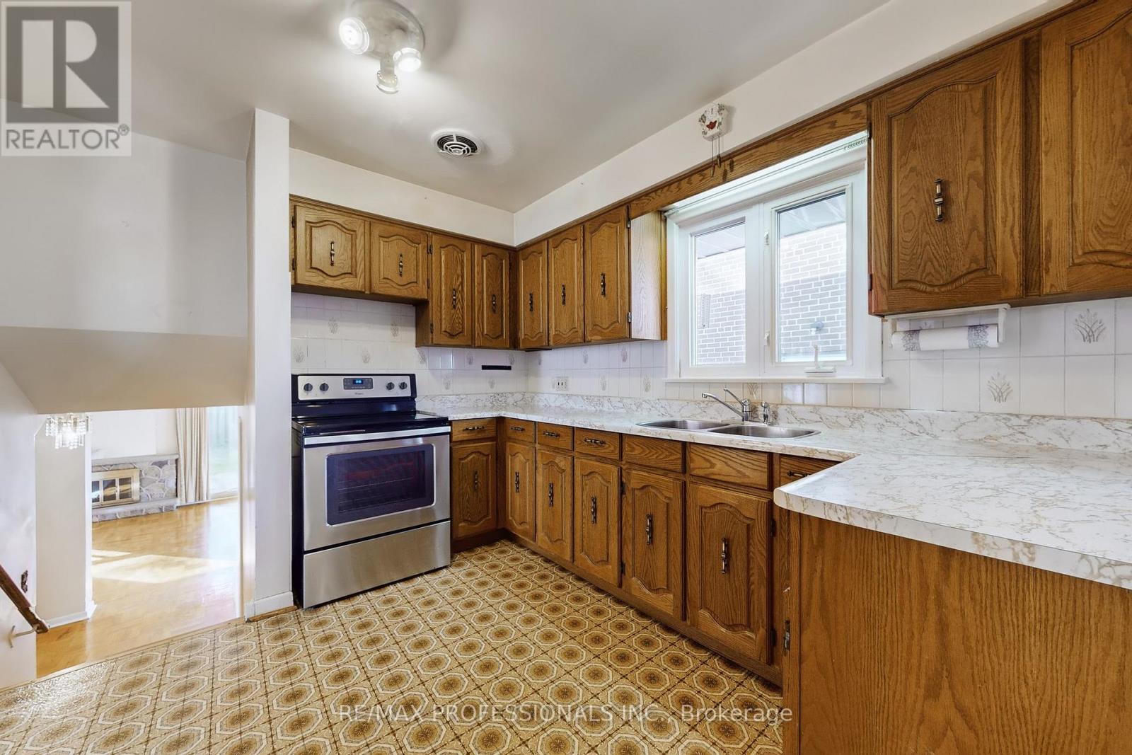 10 Crestridge Heights Road, Toronto, Ontario  M9P 1A4 - Photo 13 - W12546274