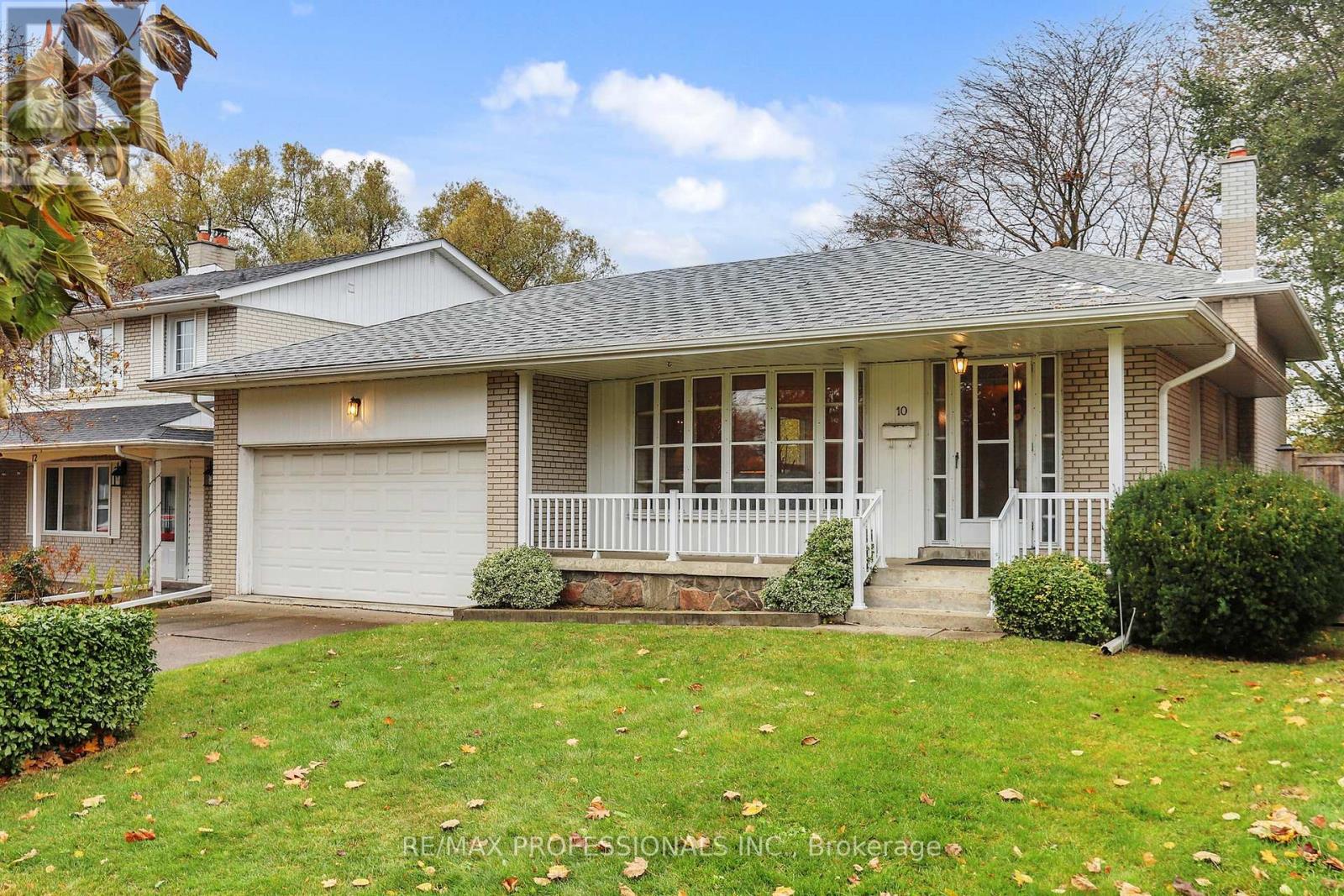 10 Crestridge Heights Road, Toronto, Ontario  M9P 1A4 - Photo 2 - W12546274