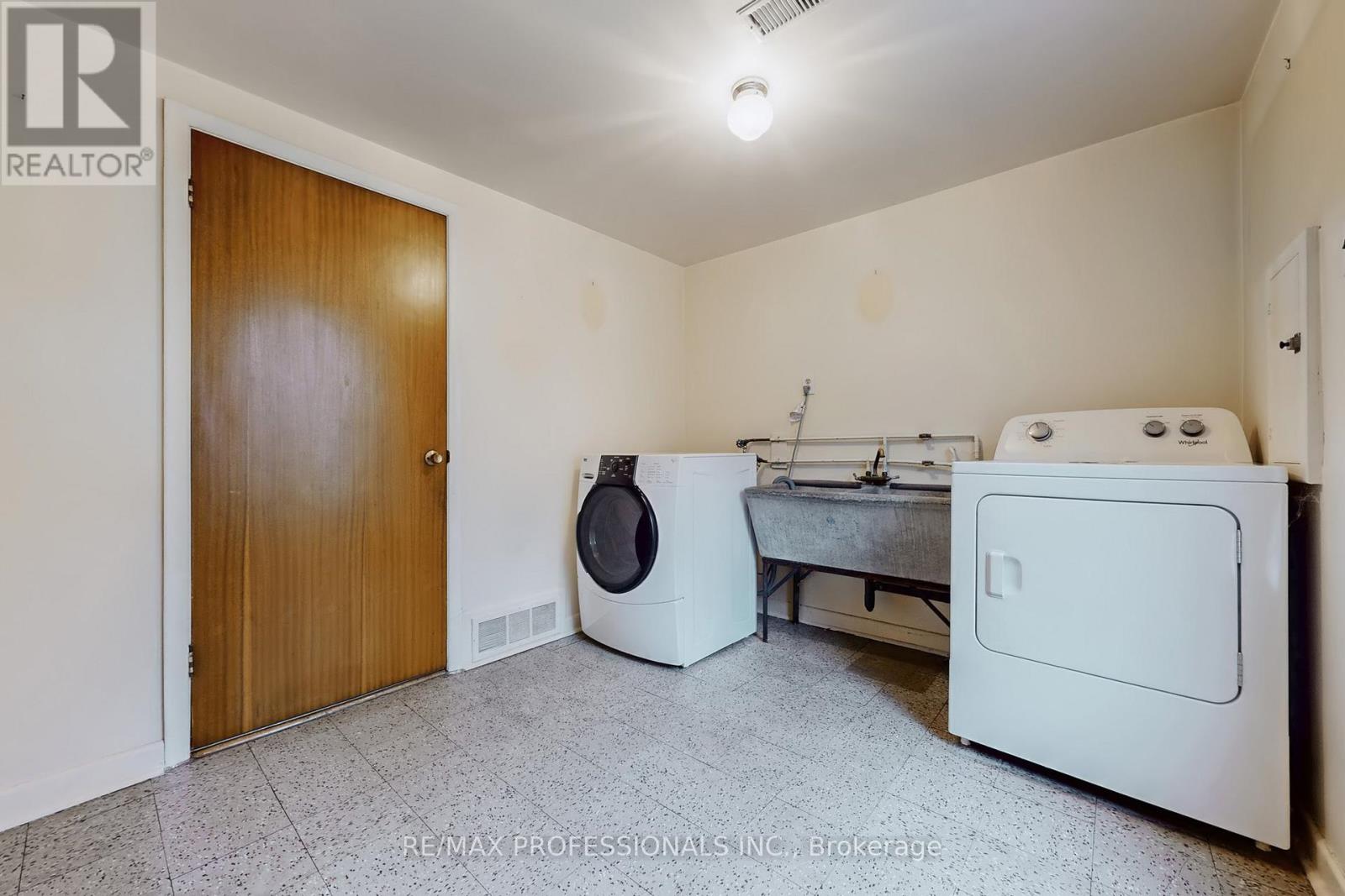 10 Crestridge Heights Road, Toronto, Ontario  M9P 1A4 - Photo 23 - W12546274