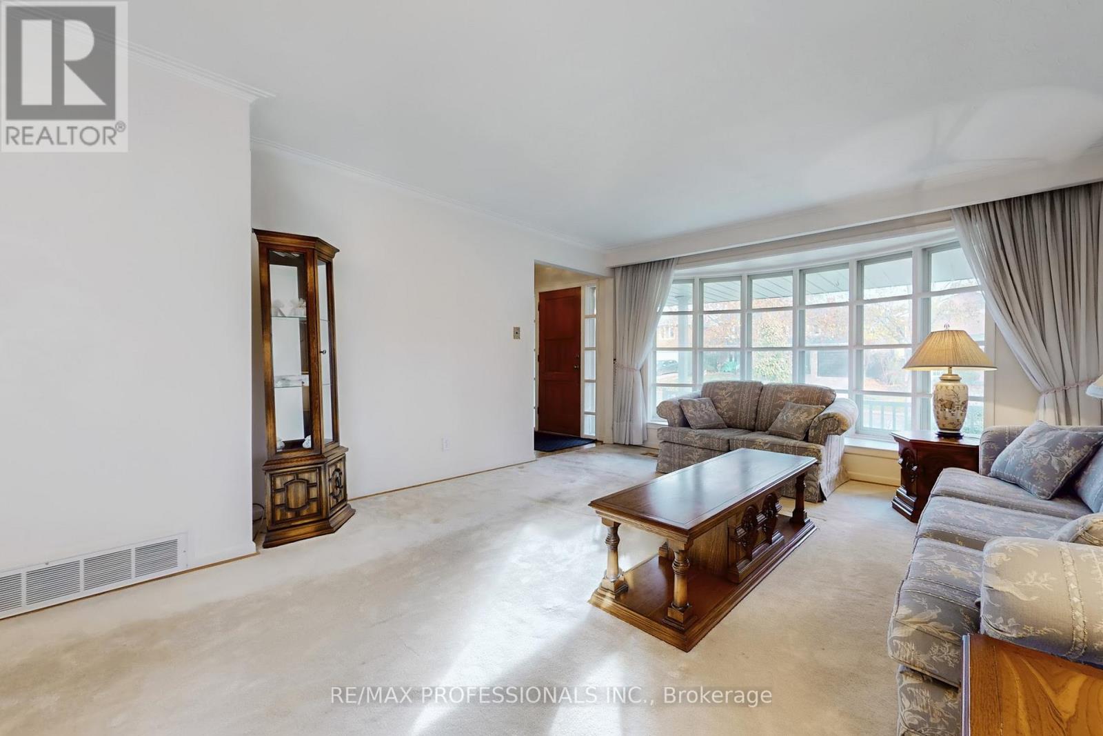 10 Crestridge Heights Road, Toronto, Ontario  M9P 1A4 - Photo 3 - W12546274