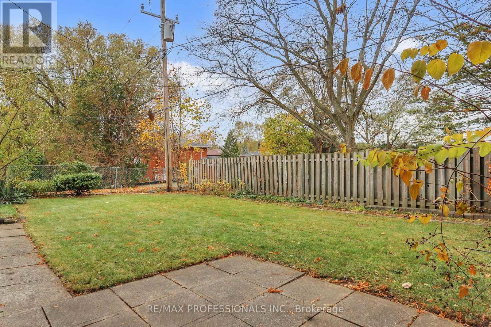 10 Crestridge Heights Road, Toronto, Ontario  M9P 1A4 - Photo 36 - W12546274