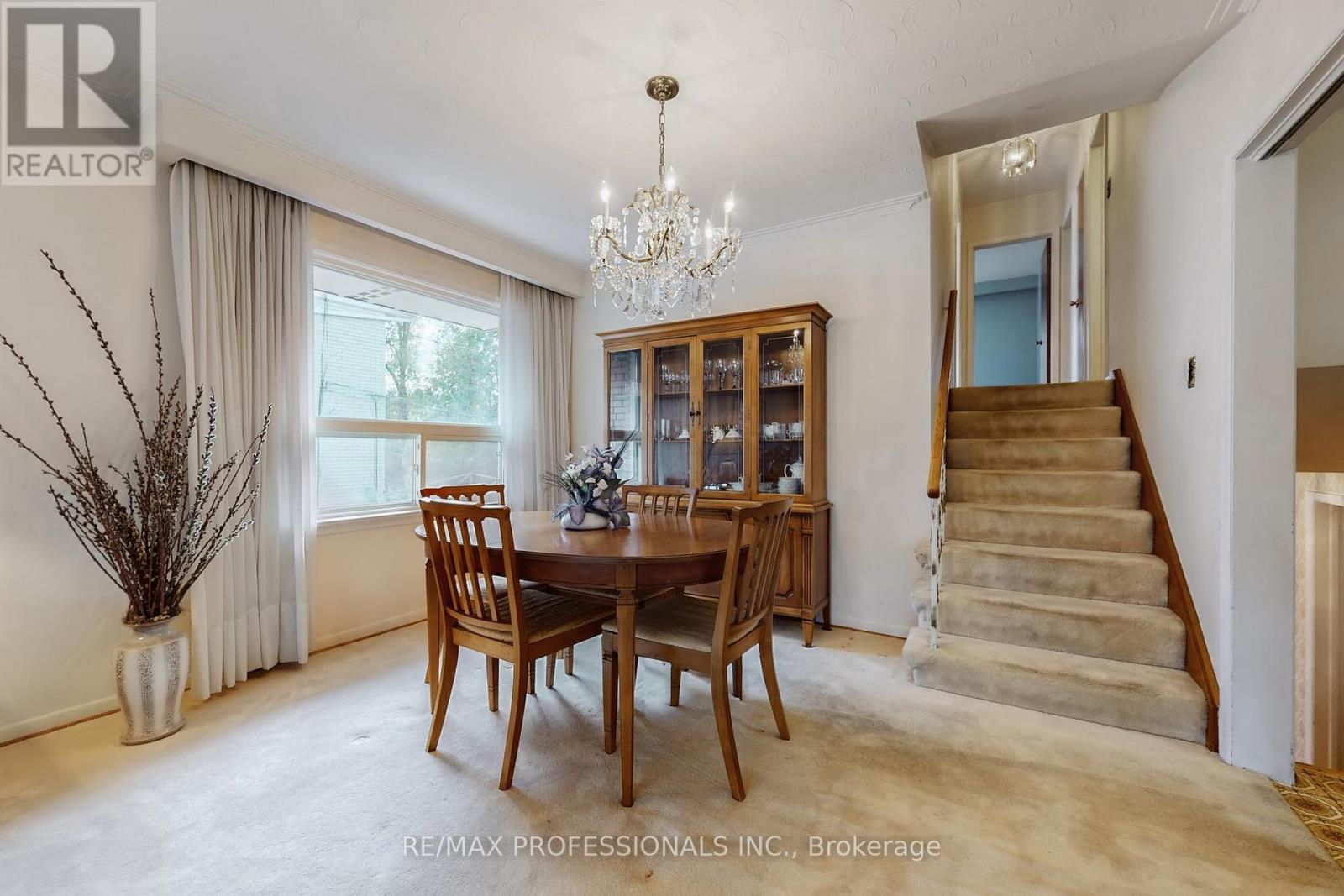 10 Crestridge Heights Road, Toronto, Ontario  M9P 1A4 - Photo 6 - W12546274