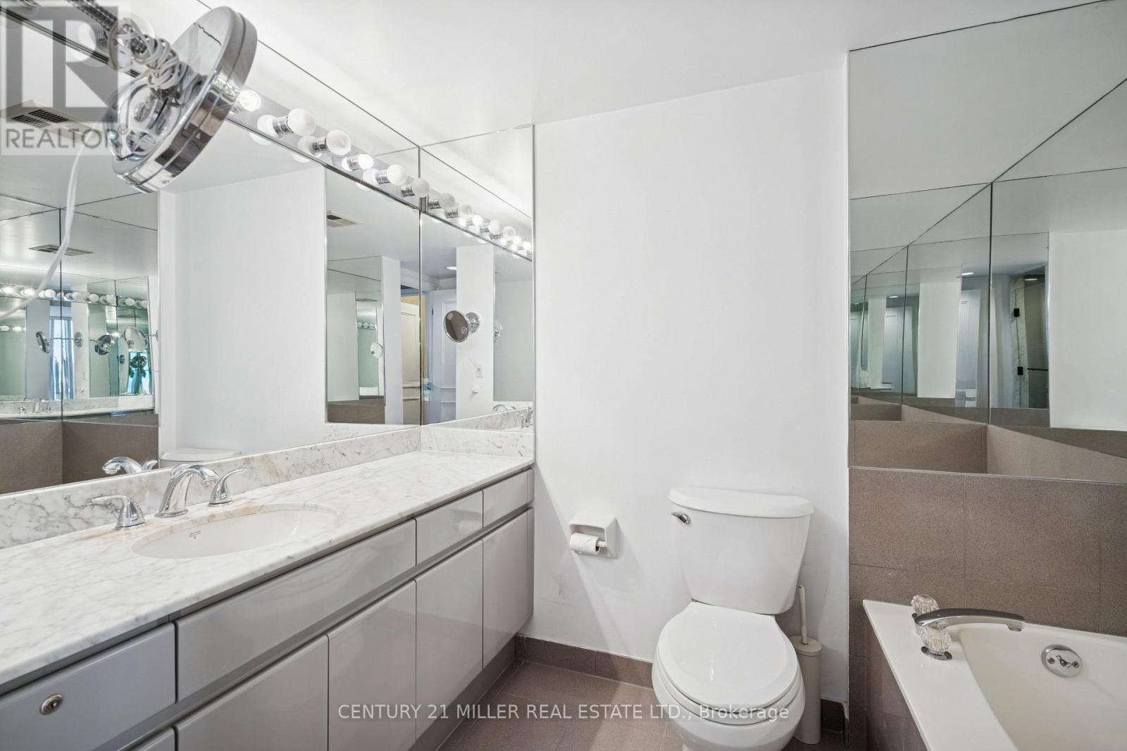 4009 - 1 Palace Pier Court, Toronto, Ontario M8V 3W9 - Photo 19 - W12546290