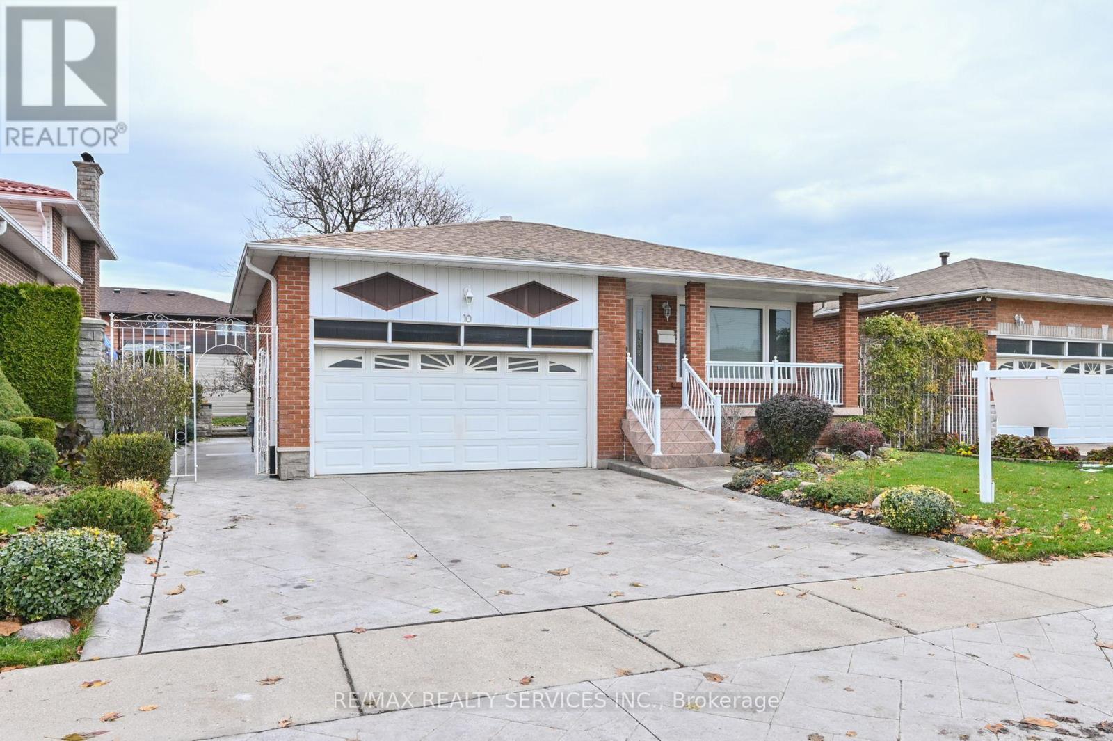 10 PLEASANTVIEW AVENUE, Brampton, Ontario
