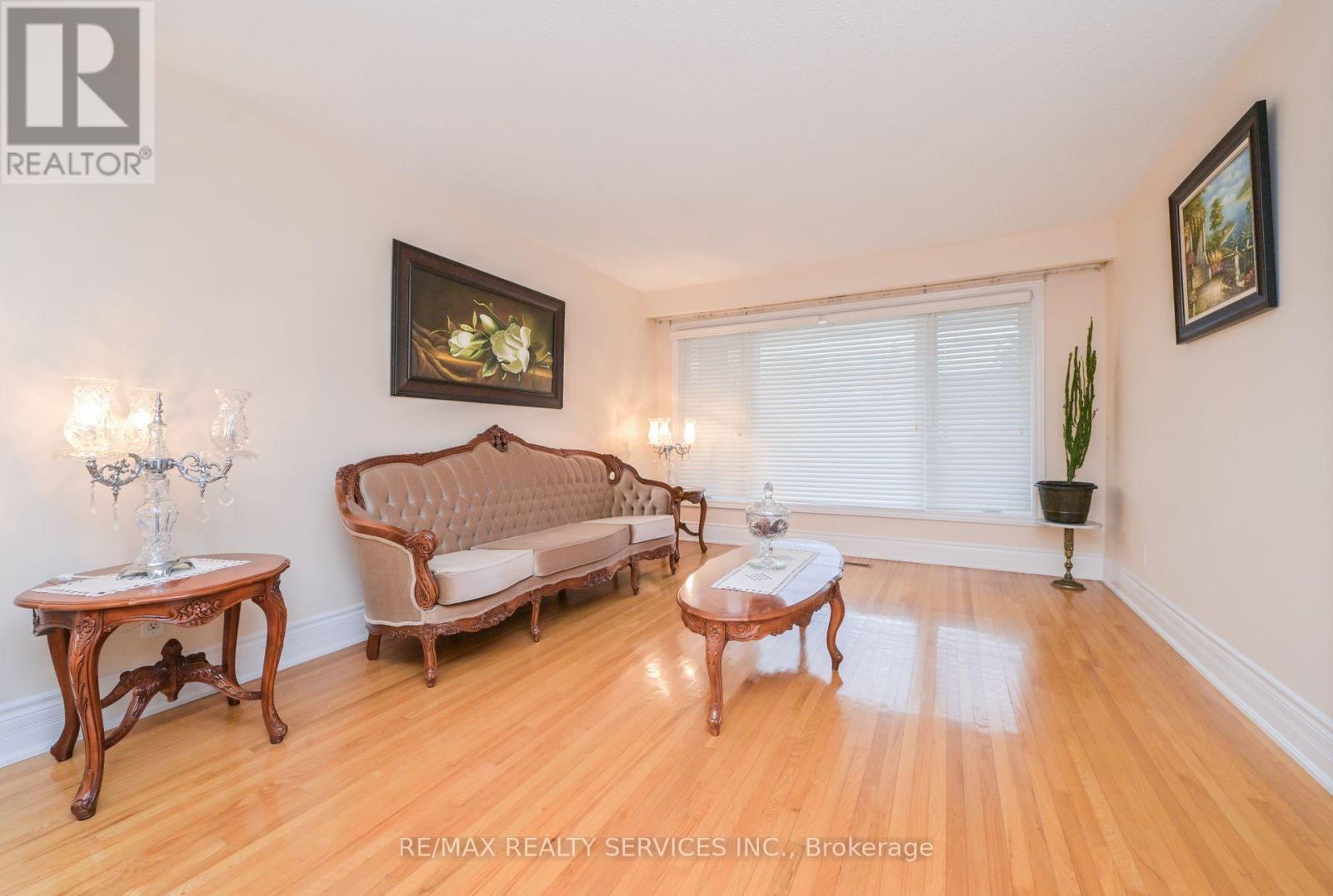 10 Pleasantview Avenue, Brampton, Ontario  L6X 2N9 - Photo 10 - W12546374