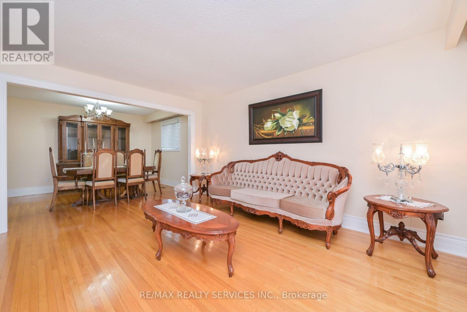 10 Pleasantview Avenue, Brampton, Ontario  L6X 2N9 - Photo 11 - W12546374