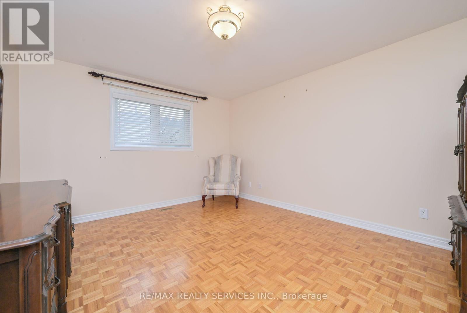 10 Pleasantview Avenue, Brampton, Ontario  L6X 2N9 - Photo 12 - W12546374