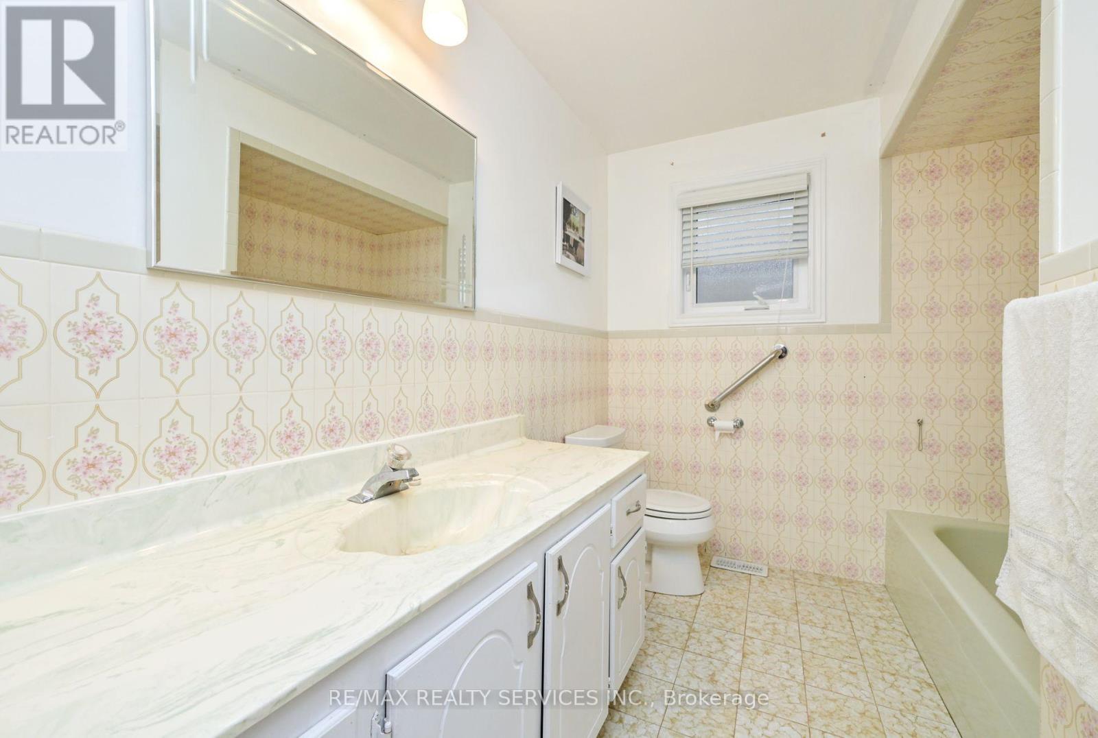 10 Pleasantview Avenue, Brampton, Ontario  L6X 2N9 - Photo 14 - W12546374