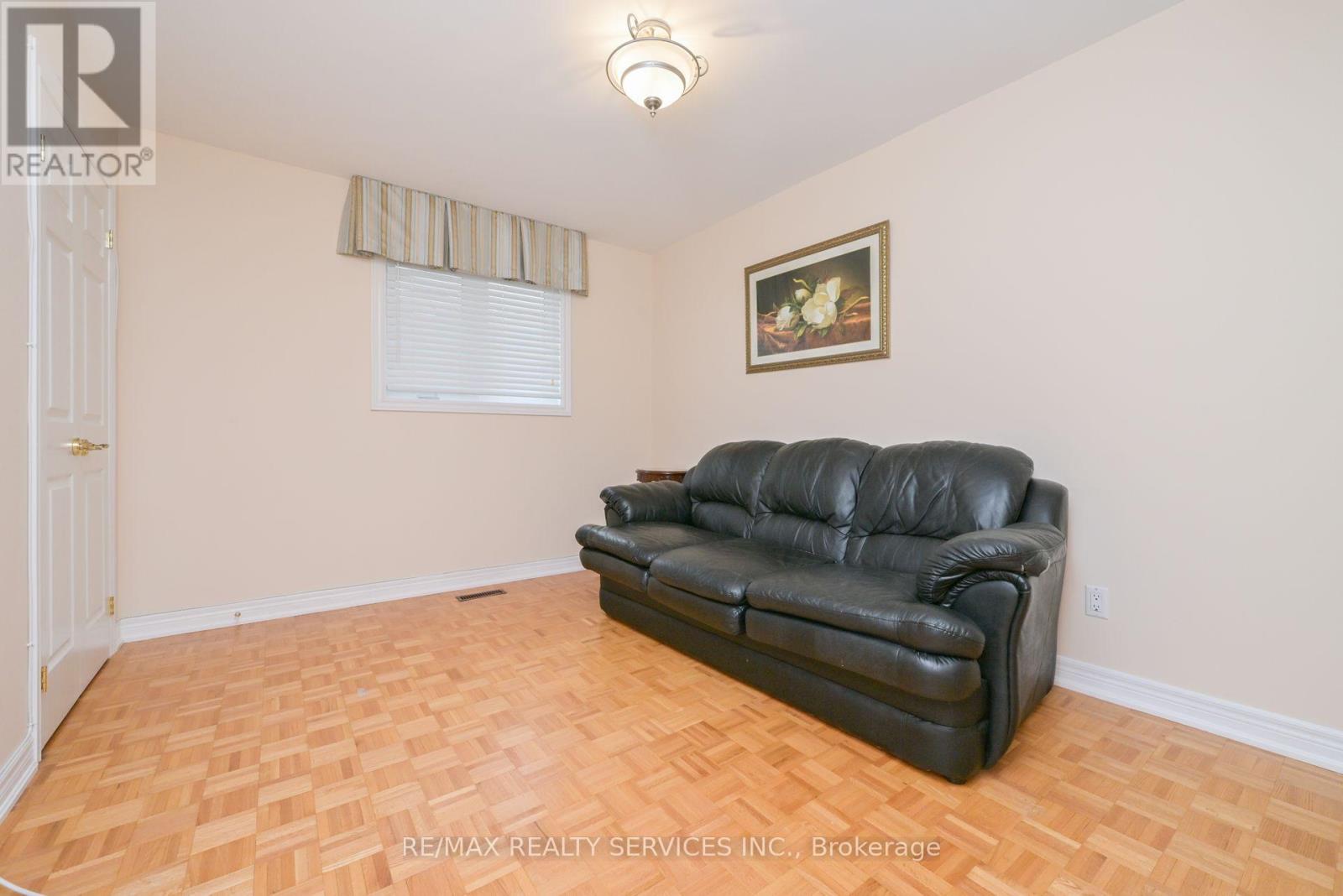 10 Pleasantview Avenue, Brampton, Ontario  L6X 2N9 - Photo 16 - W12546374