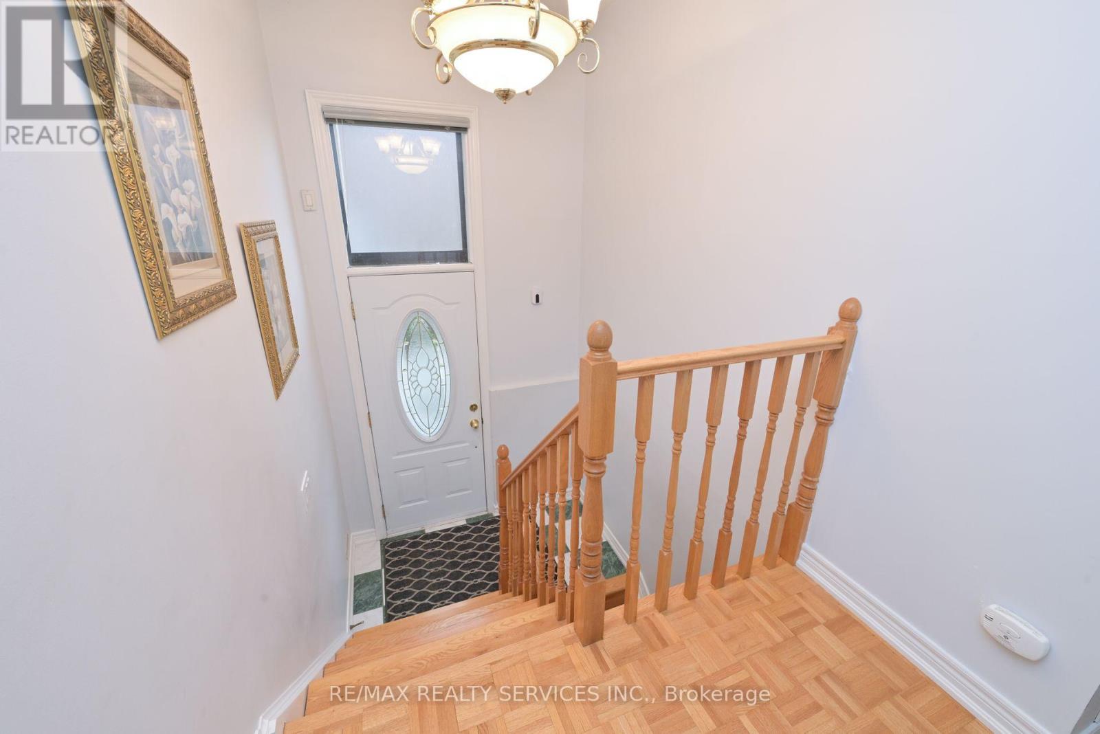 10 Pleasantview Avenue, Brampton, Ontario  L6X 2N9 - Photo 17 - W12546374